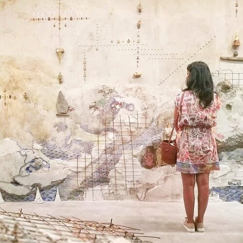 Kapan bisa ke museum lagi? Rindu menikmati Art Installation yang ide pembuatannya gak pernah terpikirkan sebelumnya 🤩Ini salah satu Art Installation di Singapore Biennale 2016 (visit di Februari 2017). Salah satu event yang ditunggu-tunggu, Singapore Biennale merupakan pameran seni kontemporer dua tahunan berskala besar di Singapura, berfungsi sebagai platform utama negara untuk dialog internasional dalam seni kontemporer. Gak usah yang jauh-jauh musti Naik pesawat, ArtJog aja kemarin gak join 🙈Masih ingatkah, kapan terakhir kali kamu ke museum? #clozetteid