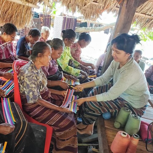 #RamadanDay13
Workshop pola warna sama Master Weavers? wah! 🤔
.
.
.
Siapa bilang workshop tekstil isinya penuh teori? Sopiah enggak pakai teori ini 🤣 malah ngajak main .. bakalan ikut ngantuk juga pasti teori 3 jam .. (yawn) .
.
.
Oh 😉
Sopiah bukan mentor professional la, I'm nobody. Tapi passion dan komitmen membuat saya berada di sini. Semua ina-ina yang ikutan workshop @torajamelo x @avoskinbeauty ini bukan orang sembarangan lho! Mereka adalah leader dan master weaver di kampungnya .. Jadi apa yang kami bahas dan praktekkan bersama langsung diserap dan akan disebarkan ke teman-teman kelompoknya 💙😍 getok tular gitu loh .. .
.
.
Berada di depan puluhan master weavers, ya gak mungkin lah Sopiah ngajarin menenun 😙 jadi akhirnya sharing aja dan diskusi tentang selera fashion di pasar, nunjukin video pameran Wastra Asia agustus lalu dan show IFW maret lalu .. lalu bakar semangat mereka dengan itu, dan ajakin main warna pakai kertas 😍 "ina-ina .. mau ikutan pameran di museum tekstil? Mau kainnya nempel di baju Sopiah dan masuk majalah? Mau ikutan Fashion Show? sini saya bisikin caranyaaaa.."
Diselingi ketawa-ketawa .. diajakin plesetan. gak langsung berhasil sih gaes 🤣 musti gondok beberapa kali dulu wkwkwwk soalnya mereka so serious! Hihihi.. .
.
.
Setiap hari setiap malam sebelum tidur .. kamipun relaxing dengan maskeran .. 😍 Mereka syuka loh alhamdulillaah.. karena belom pernah diajakin. 
Tapi kata bu @dinnyjusuf : "Biar mukanya kinclong kayak Sopiah, ayo pake Avoskin. Nanti sopiah pakein ya" wadaw 🤣🤣 begini dibilang kinclong 🤔 gimana liat beauty influencers ya 😂 bu DJ ada2 aja .. .
.
.
Muka Sopiah kucel bingit ya gaes 🤣 hari pertama ditinggal mas Alf wkwkwk musti nyiapin kamera, nyiapin workshop, mana sempat mandi & dandan? 😎 Ah lagi di pulau ini.. cuek ajah .. .
.
.
Kertas 16 warna yang dibawa untuk ina-ina penenun ini disesuaikan ke warna kertasnya.. biar pada familiar sama color scheme TorajaMelo dan siap untuk koleksi 2020. Edian ya 🤣 persiapannya puanjaaaang ... #clozetteid #lifestyle #slowfashion #saveWeavingSaveLife #TorajaMeloXAvoskin #workshopsession #exploreLembata #LiveInDesigner #DesignerLife #JustTravel #TravelGood