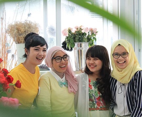 Sunday Morning Happiness.. ❤️🌻 Thanks for the quality time with my Clozette Girls 👭👭 we're always full of fun with the dresscode yesterday.. it's yellow now for #NaturalHoneyXClozettesBBA 🍯 📷 by @tria_dara 's husband
with @inalathifahs_ camera

#clozetteid #weekend #clozetteambassador #sofiadewitraveldiary #sofiadewifashiondiary #laughforlife