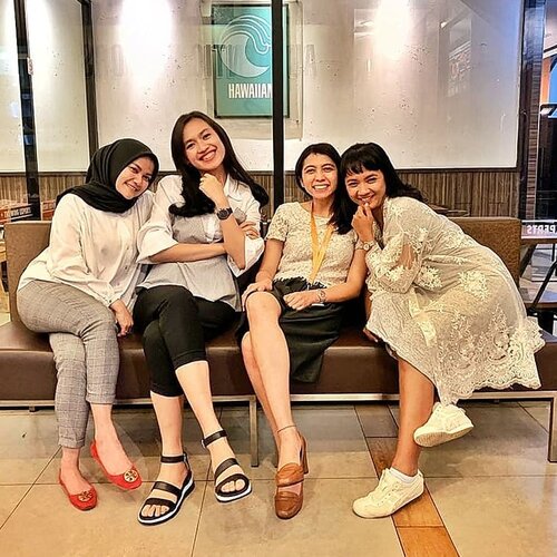 #sisterhood

There is strength in sisterhood 👯👯 it is powerful.. 💃Sisterhood is not a destination .. but a journey 💙 .
.
.
.

Perbedaan karakter itu bukan memecah ternyata ya.. malah melengkapi 🤣🤣 Maafkan aku batal ikut ke Bajo karena gak akan ada libur panjang untukku sampai Desember 2019 .. 💙💙 kita piknik kilat aja dl ya akhir bulan April 🤗🤗
.
.
.

Have a great weekend, everyone!! #Clozetteid #lifestyle #weekendchill