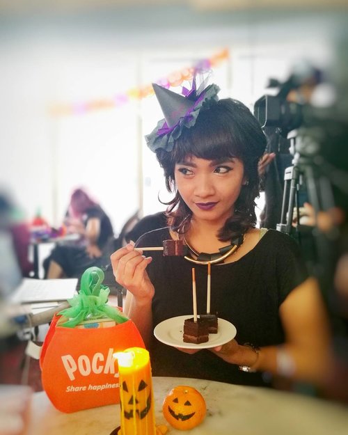 Halloween Luncheon with @cchannel_id @pockyindonesia .
.
.
Another DIY hair do .. interesting to get back with this hair style Sofia? 👁️ (2005 mode on) well.. it's Halloween anyway.. .
.
.
Thank you for the DIY create yournown witch hat @vindyfreschi 🕷️🕸️ 😍
.
.
.
I'll make new one and will share the step by step on my blog very soon 😘
#clozetteid #lifestyle #CChannelHalloween #CChannelXPocky #PockyHalloween #halloweenluncheon