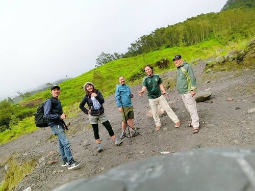 Tiga hari yang penuh cerita bareng tim #Indonesia360stories natgeo Yogyakarta (dan magelang).. @dreaddaddy
@reyz_zodiack @randy_septa
.
.
.
Mangunan .. Panguk... Pengger.. Puthuk Setumbu.. Rumah Doa Merpati (a.k.a Gereja Ayam).. Candi Borobudur.. Candi Prambanan.. Candi Ratu Boko.. Tebing Breksi.. Ngayogjazz 2017.. Lava Tour Merapi.. Desa Wisata Pentingsari .. .
.
.
They won't miss me..for sure! but my 👋👋 camera.. 😂😂 .
.
.
See you when I see you, guys..jaga kesehatan.. salam dadah2 ke kamera dan loncat 30cm 😂😂
#clozetteid #wheninjogja #lifestyle #sofiadewitraveldiary #explorejogja