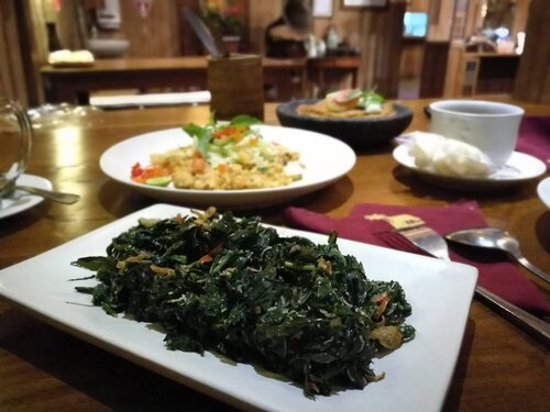 Urap daun kopi.. wow! Pertama kali menyantapnya di  Warung Pulau Kelapa - Ubud .. .
.
.
enak banget! 
Pertama kali ke sini dan suka banget sama konsepnya.. dekorasi nusantara dan makanan tanpa MSG 😋
.
.
.
Akan direview segera di blog www.sofoadewi.com
.
.
.
#sofiadewitraveldiary #kulinerbali #kulinerubud #daunkopi #urapdaunkopi #warungpulaukelapa #ubud #exploreubud #clozetteid #lifestyle #sofiadewicom