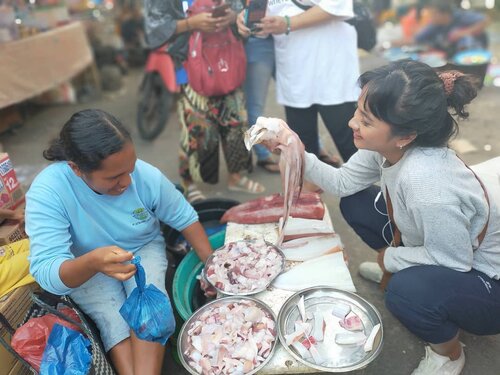 #BahagiaItuSederhana 
Percaya gak? Selama ke NTT, baru sekarang Sopiah nemu cumi! Di pasar pula! Megang dengan tangan sendiri! .
.
.
Rombongan jalan duluan sementara aku masih takjub dengan cars pembuatan popcorn di Pasar Oka Larantuka ini .. tahu2 Ada teriakan, "Sopiah! Sini! Kamu pasti happy lihat ini! Sini!" .
.
.
Lalu ... WOW!! Gedeee banged cuminyaaaa ..
Dibeli? Enggak 🤣 kami cuma ber-7 di Villa. Seriously 7! Kalo ampe 8 Berarti itu Ada tambahan yang kadang keliatan kadang enggak 🤪
Kami beli 1 porsi aja .. yang udah dipotong .. 20 ribu ajah!
.
.
.
Sampai Villa .. tugasku yang masak 🥰 selama di Lembata Dan Adonara, kakak-kakak Pekka masak buat kami, jadi Kalo udah menuju end of the trip, it's my turn!! 🥰
.
.
.
NTT ! Pliss .. next time lobster lah please!! @dette_langobelen pleaseeeeeee !!!! jangan sampe ketemu Lobster di Villa Larantuka lagi pun dipajang di dinding 😭
#clozetteid #lifestyle #justtravel #sofiadewitraveldiary #pasarokalarantuka #girlslovetravel #torajamelotravel #liveindesigner #exploreNTT