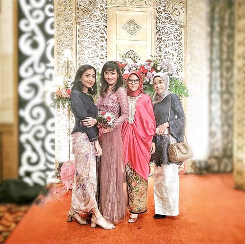 You can find me somewhere in between inspiring others or inspired by others... Working on myself... Dodging negativity... And slaying on my goals 👩‍❤‍👩👩‍❤‍👩 Alhamdulillaah.. Entering our 3rd year together.. I'm very blessed to have these ladies.. We are @rubicommunity by @avoskinbeauty 
#clozetteid #lifestyle #fashionid #yogyakarta #womanEmpowering #EmpoweringWoman #styleblogger