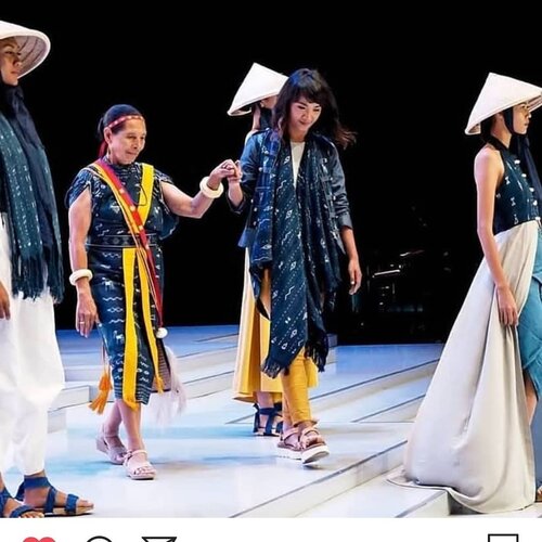 Live In ManuManu 📸
.
.
.
.
Urban Transformanu - Indigo Deep Blue Sea .. IFW 2018. @indonesiafashionweekofficial
Mama Monika, betapa Sofi merindukanmu 🤗 Senang bisa mengenal Mama 2016 lalu bersama IKKON 2016 dan BEKRAF dan kembali memulai kolaborasi di 2017 biaya sendiri untuk ke Ngada.. lalu mengajak mama untuk pertama kalinya ke kancah nasional 💙💙
.
.
.
Senang sekali sejak saat itu, Mama dan tim jadi semangat dan semakin mendunia sampai sekarang bersama desainer dan yayasan lainnya 🤗💙 Buatku, mendorong seseorang yang punya potensi besar itu tidak cukup hanya dengan berkarya di daerahnya, harus diajak keluar untuk melihat sekitar, jadi .. impiannya akan semakin besar. Dan Mama Monika sudah mengalaminya 🤗
.
.
.
Siang ini jam1 Sofi akan buka-bukaan tentang suka duka kolaborasi dengan penenun dan bagaimana ceritanya dari ngeblog kok nyasar ke fashion? Impian sejak kecil? Yuk lah, ketemu di #dahliachatroom nya ibu @dahliasardjono ya 🤗💙 
Yang gak sempet ikutan live, bisa simak IGTV juga nanti.. udah pada update instagram versi terbaru kan?
Seneng deh instagram udah bisa simpan IG live ke IGTV.. 
.
.
.
See you very soon 😘
#clozetteid #IndonesianPride #liveinmanumanu #sofiadewifashiondiary #styleinspo