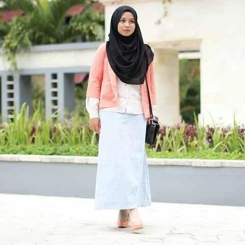 wearing my fave pastel peach blazer and layering with white long shirt to make it balance and modest at once. A black sling bag is never fail to wrap up my easy go look also match with the scarf as hijab 
