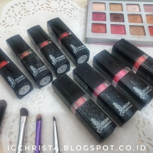 Setelah sekian kali review lip cream, sekarang aku mau review lipstick stick. Lipstick yang aku review dari brand @mukka_kosmetik.Lipstick yang dinamai "Mukka Color Lipstick 819" tersedia dalam 8 warna, yang mana range warnanya masih bermain di warna merah, namun cukup lengkap dari warna nude hingga bold.Teksturnya juga nyaman dipakai, lembut ngga bikin bibir kering, finishing-nya semi matte, formulanya ringan dan tentunya nyaman dipakai sehari-hari.Pakai lipstick stick gini ada satu kekurangannya yaitu mudah pudar, jadi wajib banget sedia di pouch make up, untuk sering-sering di touch up.Anyways, @mukka_kosmetik ini harganya super terjangkau, apalagi sekarang lagi ada diskon Buy One Get One , kalian bisa order langsung di webnya yaitu www.mukka.co.id atau via whatsapp (0812 8888 612).#SBBxPAC #blog #bloggerid #beauty #selfie#makeup #dailymakeup #clozetteID #makeupaddict#indonesiabeautygram #surabayabeautyblogger #sbb #sbybeautyblogger #indonesiabeautyblogger #ibb#fdbeauty #reviewindonesia #ilovemakeup #fotd #style #메이크업 #뷰티 #beautyinfluencer #beautyaddict #instamakeup #icchristablog