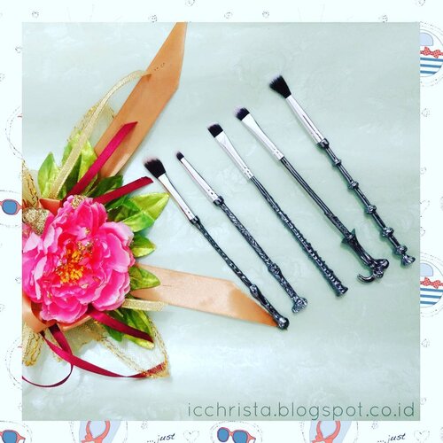 They are so cute brushes with amazing details. 
Thank you for an useful gift. 😘😘😘
#blog #bloggerid #beauty #selfie
#makeup #dailymakeup #clozetteID #makeupaddict
#indonesiabeautygram #surabayabeautyblogger #sbb #sbybeautyblogger #indonesiabeautyblogger #ibb
#fdbeauty #reviewindonesia #ilovemakeup #fotd #style #메이크업 #뷰티 #beautyinfluencer #beautyaddict #instamakeup #makeuptools #brush