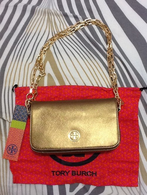 Robinson chain shoulder bag, my favourite to go the party, or wedding banquet. It 's small and classy, with gold color.