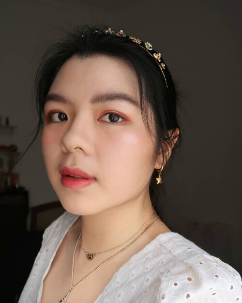 Bingung ngapain di rumah, scroll-scroll twitter, nemu foto teaser-nya Dahyun Twice buat lagu More&More.  Akhirnya iseng bikin makeup ini! Kalo ga mirip yaudah lah ya namanya jg inspired 🙋🏻‍♀️ di Twice kalian suka siapa?_p.s disini aku pake palette Focallure Sweet Time sebagai eyeshadow, blush dan bronzer. Ternyata bagus guys. _#clozetteid #twice #dahyun #twicedahyun #morenmore #dahyuntwice #twicemakeup  #twiceonce