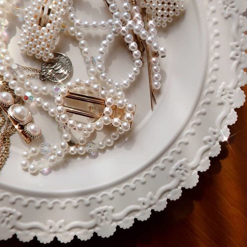 Siapa yang sempet terobsesi sama jepit-jepitan pearl kaya gini? 😂❤️✨

#clozetteid #pearls #pearl #pearlnecklace #flatlay #accessories #pearljewelry