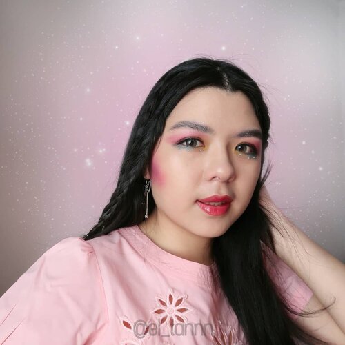 Hai glowers! ❤Salam glowing! Kali ini aku dan teman-teman dr @Glowbeautysquad berkolaborasi bikin makeup Rainbow Unicorn. Jangan lupa swipe untuk lihat hasil makeup temen-temen lainnya atau kalian bisa juga cek disini #RAINBOWUNICORN ❤️✨_@glowbeautysquad #GlowBeautySquad #ReviewGlowers #GBScollaboration #GBSCollab #clozetteid