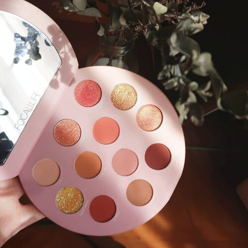 Ini eyeshadow palette yang aku pake di post kemarin! Namanya Focallure Sweet Time Palette. Warnanya cakep-cakep banget, yang matte pigmented parah, yang glitter juga dia glitter cakep ala Korea gitu. Cuma Ada 2 warna yang glitternya gede-gede banget jadi gak nyaman karena masuk mata, yaitu bridesmaid dan marry me. Jadi hati-hati pakainyaa.. Untuk shade juliet dan first kiss bisa banget dipake buat blush, sedangkan shade pomeo buat bronzer. ❤️_#clozetteid #focallure #palette