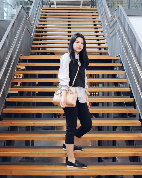 3/6 The Ikea's Infamous Stairs
.
#24mm #24mmf28 #ootdindo #lookbookindonesia #clozetteid #gogirlmagzstyle #looksmagazine #cgstreetstyle