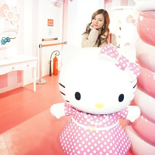 Another shoot with The Kitty from @madametussaudhongkong... #travelwithjean #clozetteid #makeup #indonesianbeautyblogger #beauty #beautyblogger #motd #fotd #hellokitty #kitty #kittyhouse #madametussauds #hongkong #holidayseason #ootd #myoutfit #pink #girl  #hellokittylover