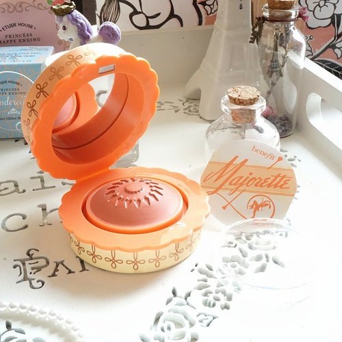 My new addiction ... never thought  I will love  cream blush before .. well my skin is oily and i don't  like the idea of creamy or sticky blush .. but #majorette  blush form  @benefitcosmetics change my mind.. 😘😚 Thanks to @benefitcosmeticsindonesia for giving  me this... review will up soon... please  be patience for that.. 😊 #benefit #benefitindo  #majoretteblush #benefitmajorette #creamblush #beautyblogger #beautyaddict #indonesianblogger #indonesianbeautyblogger #makeup  #makeuphaul #benefitcosmetics #clozetteid #indonesianblogger  #indonesianbeautyblogger #benefitblush