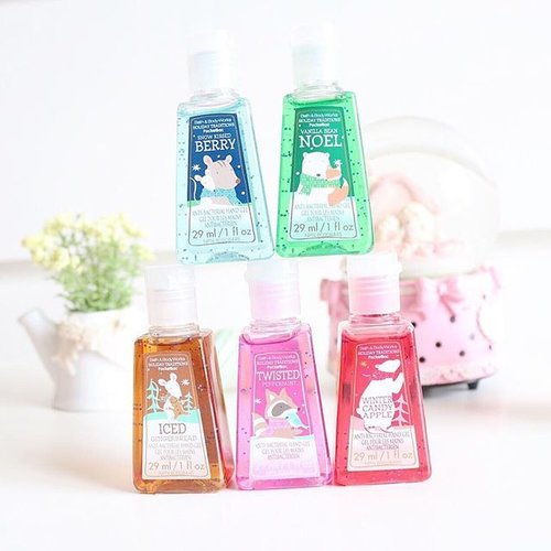 I saw this collection of @bathandbodyworks PocketBac at @grandindo last week. It was on sale. All of this 5 #Christmas edition #PocketBac is for IDR 135.000. You can choose any scents you love but of course I won't passed this Christmas cuties 😊😚😉 #bathandbodyworks #bathandbodyworkid #christmasgift #holiday #holidayseason #JeanMilkaNews #shopping #welcomingchristmas #blogger #indonesianbeautyblogger #clozetteid
