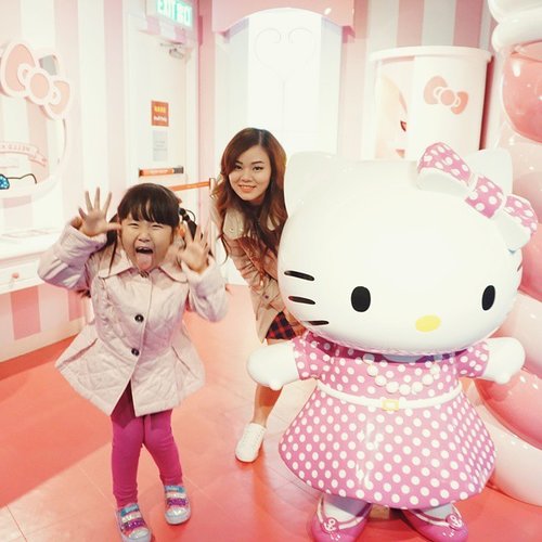 Because my little sis is crazy like this.. 😄😙 #clozetteid #todayface #faceoftheday #girls #hellokitty #family #sister #hongkong #madametussaud #holiday #travelwithjeanmilka #hellokittylover