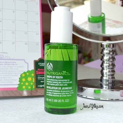 @thebodyshopindo Nutriganic drop of youth.. it makes my skin feel smooth and jelly like... really love it .. check out the full review on my blog *link is in bio* #bodyshop #thebodyshop #dropofyouth #nutriganics #skincare #productreview #favoritebeauty #favoriteskincare #beautyblogger #clozetteid #femaledaily #clozettedaily #beautyaddict #beautyhaul
