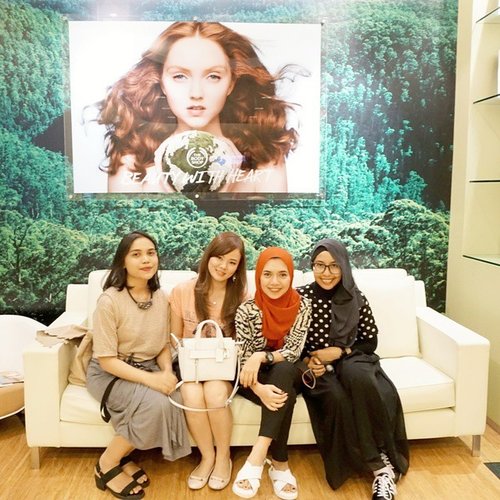 Such a happy day playing around at #thebodyshop Headquarter Office for Asia Pacific at #singapore... thanks to @thebodyshopsg for the hospitality ^^ #TBSBeautyTrip #blogger #indonesianbeautyblogger #bloggerindo #beautyevent #beautyblogger #jeanmilkaatsg #travelwithjeanmilka #bodyshop #beautytrip #clozetteid #TheFDNLive