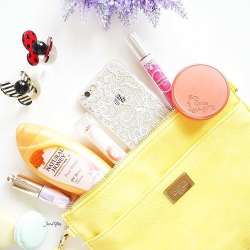 What is inside my bag at this moment? Since it's getting hotter and humid now days some #lipgloss and #MLBB #Lipstick also a peach blush is a must to archive fresh looking complexion. Also, if you have a dry skin like me, a travel size body lotion is a good addition. Find out more about this little #NaturaHoney body lotion, now on my blog www.jeanmilka.com #JeanMilkaDotCom#FD8YearsofBeauty #YourBeautyRules #FD8Years #whatisinsidemybag #makeupbag #currentfavorite #vscocam #makeup #skincare #makeupjunkie #beautyblogger #indonesianbeautyblogger #ClozetteId