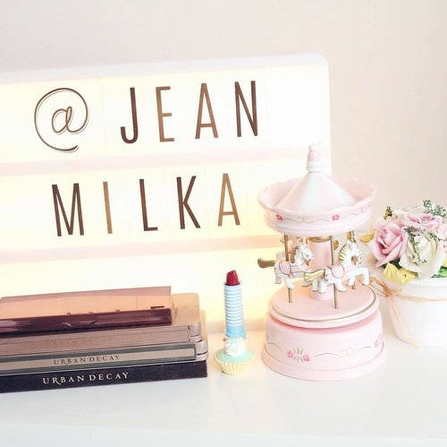 Got this light box from @madewithlove_store at Grand Indonesia. You can change the wordings however you like. I change them depending on my mood. The warm light from it makes me feel calm and tranquil. Btw I wasn't sponsored. I bought it myself and it's indeed a nice decoration 😍 😍 #JeanMilkaFaves #clozetteid