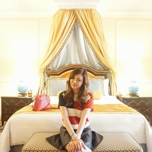 Let your light shine brighter day to day... I took this picture back at Venetian Hotel at Macau. The best hotel room with classic design that I have ever been. 😊😄 #clozetteid #ootd #casual #holiday #macau #venetianmacau #venetianhotel #venetian #travelwithjeanmilka #todayface #todayoutfit #lookbookindonesia #bedroom #hotel #travel #traveljunkie #festivemonth