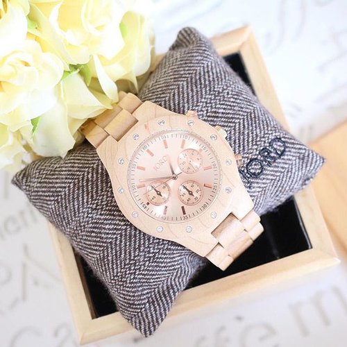 Anything in Rose Gold can easily capture my heart. This is currently one of my favorite timepiece from @woodwatches_com. It's their Sidney in Mapple & Rose Gold design. When it comes to style, this timepiece can be paired with any casual or semi formal albeit girly outfit. You can check out more about this and how I style it on bit.ly/rosegoldholic (link is on bio)
.
.
#jordwatch #woodwatches #jordwatches #jeanmilkafaves #JeanMilkaDotCom #favorite #rosegold #rosegoldwatch #rosegoldaddict #watch #style #fashion #blogger #fashionblogger #clozetteid