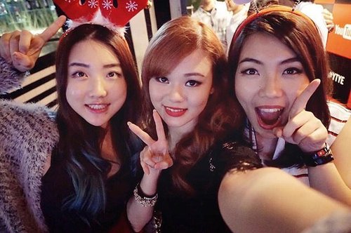 The best thing about being a YouTuber is having the chance to meet new people and make new friends. In addition, you're also able to meet up with your favorite youtube idol. Say hello to these two beautiful ladies @han_yoora and @graciouso. Aren't they are so adorable? 😘

#YTYE #youtuber #yearendparty #indobeautygram #EventWithJeanMilka #youtubeindo #youtubeindonesia #partytime #happyhour #clozetteid