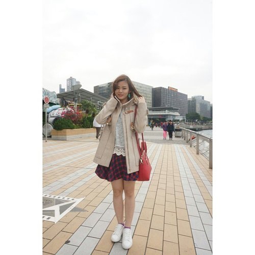 Throwback to last trip to Hong Kong -- Avenue of Stars

Outfit details :
Top : @hm
Skirt : @gowigasa
Coat : @zara_worldwide
Shoes : @stradivarius

#clozetteid #ootd #casual #holiday #model #endorsement #endorseindo #blogger  #fashionblogger #ootdindo #ootdmagazine #todayoutfit #hongkong #avenueofstars #gowigasa