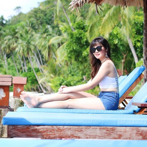 Sunbathing kind of day 😎🏖🏝⛱ Had a rough time these weeks, but who cares as along as I got my #VitaminSea 😘😚 #JeanMilkaInRajaAmpat #TravelWithJeanMilka