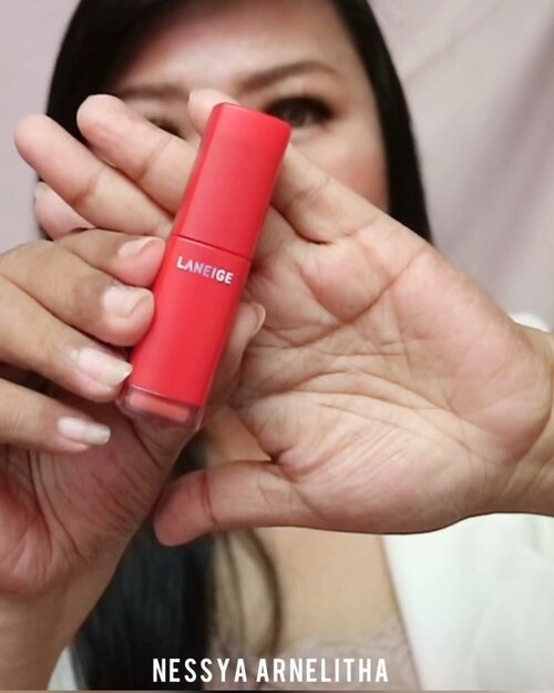 Kecintaan baru @laneigeid Tattoo Lip Tint dengan efek yang tahan lama tapi tetap lembab di bibir , Texturenya ringan dan cepat meresap disertai dengan ‘Knife Applicator’ sehingga memudahkan kamu mengaplikasikan ke bibir tanpa jembret atau keluar dari garis bibir . designnya dibuat dengan sangat presisi dan kualitasnya jangan ditanya ! Kepincut pada pandangan pertama ! So here it is aku swatching di bibir aku yang pertama adalah ‘Pink Filter ‘ dengan hint merah muda yang sangat cantik dan meninggalkan stain yang cantik pula !yang kedua ada ‘ Rose Prism ‘ seri nude dengan hinta coklat orange yang membuat kamu tampil lebih percaya diri dimanapun.@laneigeid Tattoo Lip Tint dibuat dengan 10 Pilihan warna , dan aku masih pengen cobain warna sand rose dan acai bowl red juga ! bang bing yuk kita nabung hihi#clozetteid#tattooliptint#laneige#laneigeid#lipslover#pecintalipstick#blogger#influencer#indonesianblogger#influencersurabaya#swatchingliptint#surabayablogger#cantikindonesia