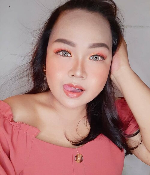 Finally , second look of #Mindysrainbowchallenge ♡♡♡ Kali ini warna jingga , atau lebih ke sunset peachy vibes. Ini adalah warna yang paling banyak disukai sama temen-temen karena terlihat lebih segar ! Slide hanya bonus 😚😚😚 #Mindysrainbowchallenge #eotd#eyesoftheday #eyesoftheworld #peachyvibes#sunset#sunseteyemakeup#clozetteid#clozettedaily#surabayablogger#indonesianblogger#surabayabeautyblogger#endorsement#influencer