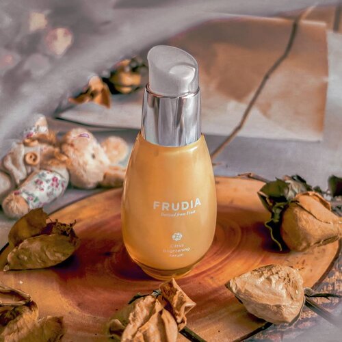 @frudiaindonesia Citrus Brightening Serum yang mengandung 71% ekstrak kulit jeruk . ..  Texture nya watery dan punya shimer partikel yang kecil banget. Wanginya ada kayak campuran citrus dan obat gitu , which is lumayan seger sih tapi waktu udah dibaurkan baunya langsung hilang kok...  Selain punya kandungan vitamin C yang bagus banget buat kulit produk ini juga mencerahkan dan mengurangi bintik hitam dan kerutan di wajah#Frudiaindonesia#indonesianreviewer#indonesianblogger#nezreview#nezbikinkonten#clozetteid#clozettedaily#SBBXFrudiaindonesia#SBBXFrudia