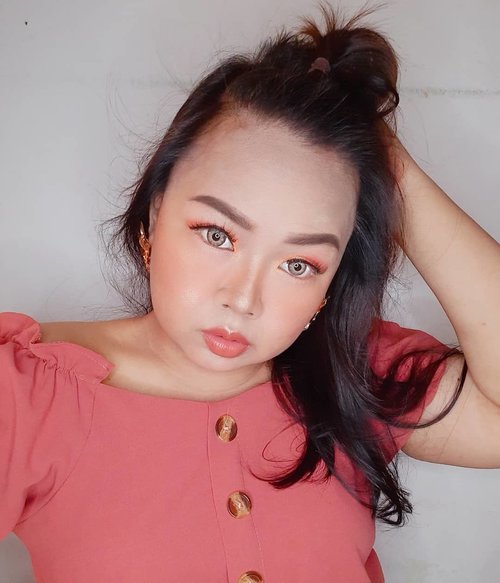 Finally , second look of #Mindysrainbowchallenge ♡♡♡ Kali ini warna jingga , atau lebih ke sunset peachy vibes. Ini adalah warna yang paling banyak disukai sama temen-temen karena terlihat lebih segar ! Slide hanya bonus 😚😚😚 #Mindysrainbowchallenge #eotd#eyesoftheday #eyesoftheworld #peachyvibes#sunset#sunseteyemakeup#clozetteid#clozettedaily#surabayablogger#indonesianblogger#surabayabeautyblogger#endorsement#influencer