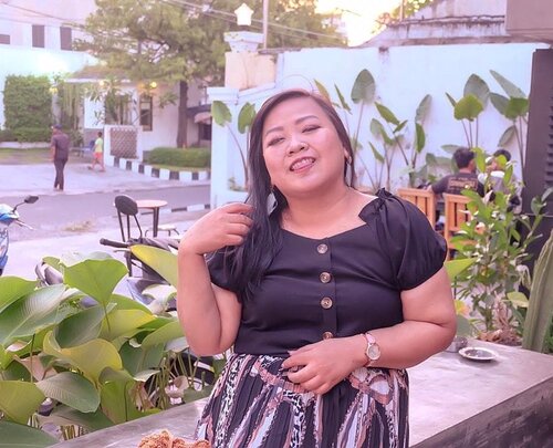 No matter how thin you cut it, there will forever be two sides to the story !

#nezinframe 
#clozetteid 
#clozettedaily 
#fotd
#beauty
#beautyinfluencer 
#beautybynessya 
#blogger
#bloggerlyfe 
#surabayablogger