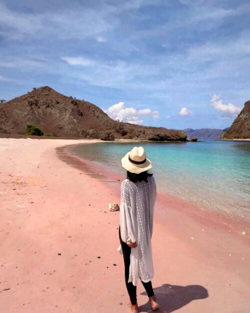 As i looking for inspirational beach quotes, I couldn't find any...Only my love for the sea.Hey, i miss you already 💜__#longbeach #PinkBeach #komodoisland #LabuanBajo #vitrietraveldiary #clozetteid #ExploreLabuanBajo