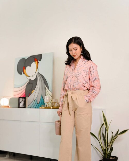 Aristotle once said that happiness is a quality of the soul, not a function of one’s material circumstances. Couldn't agree more with the statement, but if we surrounded by fine materials wouldn't it more fun? Ehehehe –
Fine outfit head to toe by @8wood 
#BeautyRedemption #ClozetteID #officeready