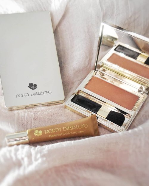 Playing with these adorable babies from @poppydharsonocosmetics i got to try their two way cake powder foundation, blush on, and an eyeshadow base that are excellent 💯.I mean, just look at the packaging. Very elegant and chic. Poppy Dharsono truly is a fashion & beauty icon! Review on le blog #BeautyRedemption soon!.#poppydharsonocosmetics #poppydharsono #poppydharsonomakeupcantik#ClozetteID