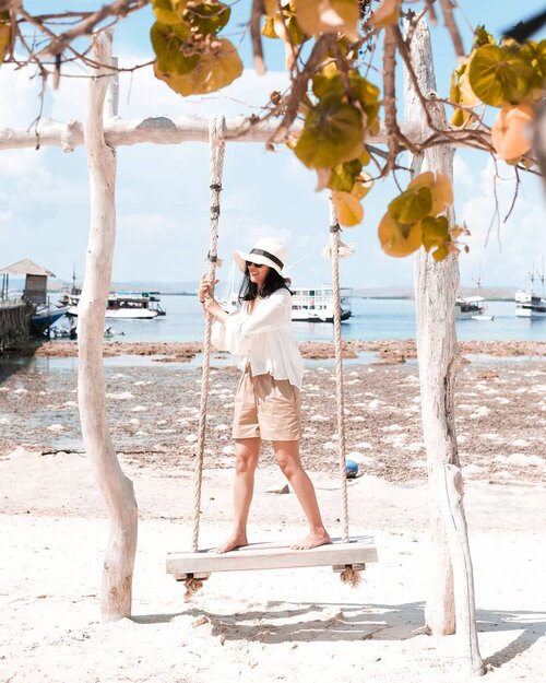 The Kanawa Island Swing__Ceritanya waktu dateng main ke Kanawa Island eh kepagian, dan air lautnya masih surut hahaha. Akhirnya sambil nunggu snorkeling foto-foto dulu deh di swing ini. Bayangin kalau airnya udah naik, makin bagus view nya! Tapi gapapah kayak gini aja udah keren banget kok 😎✌__Travel OutfitTop : Linen @mango Short : @uniqloindonesia Hat : @sarinahindonesia Labuan Bajo__#Travelstyle #BeautyRedemption #kanawaisland #ExploreLabuanBajo #vitrietraveldiary #clozetteid