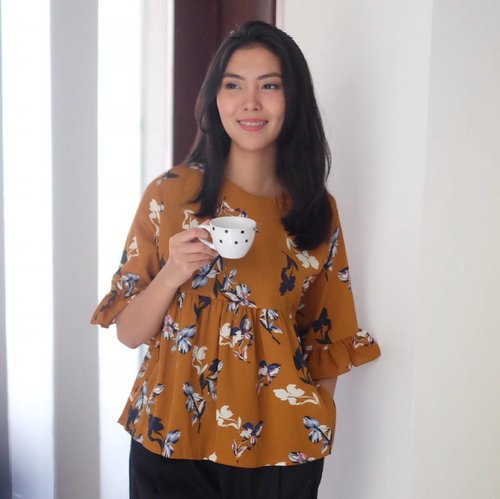 Just arrived at the office. Have a cup of warm tea so you can feel good on this rainy morning 🍵..Wearing this cute patterned top from @8wood.............#instagram #instadaily #instafashion #8woodstyle #8wood #starclozetter #clozetteid #beautyredemption #lifestyleblogger #bloggerjakarta #indonesianbeautyblogger #style