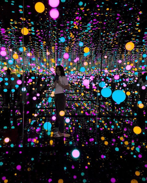 To the stars who listen, and the dreams that are answered~..........#yayoikusama #infinityroom #museummacan #museums #art #artspace #lifestyleblogger #beautyredemption #clozetteid #lights #instagram #instalike #instagood #stars