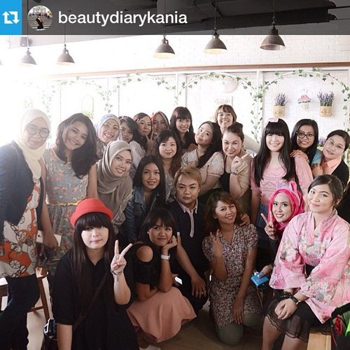 #Repost from @beautydiarykania with @repostapp --- Love this moment with all of you guys! #bbmeetup #beauty #blogger #beautyblogger #bestoftheday #picoftheday #clozetteid