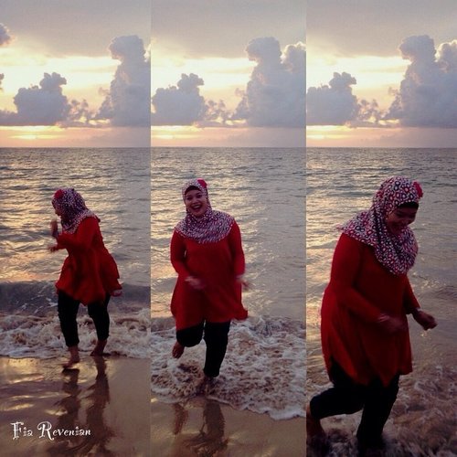 Afraid of the coming wave! 😁😁 @simplyintan #girl #hijab #asian #asia #asiangirl #beach #sunset #collage #jimbaran #bali #nature #natural #sea #seaside #clozetteID #photography #iphonesia #instadaily #instabeach #instavacation #instagirl