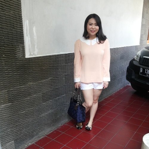 Sorry for the photo distortion. 
I barely post any #OOTD but why not today?! Hahaha 
Disclaimer:
Me not so good with fashion. I wear what works on me hahahaha 
Top: i forgot --&quot; *big fail*
Short: @forever21
Bag: @coach 
Shoes: tltsn * ♥ flats* 
#clozettecrew #clozetteambassador #ClozetteID #outfit #lookbookid