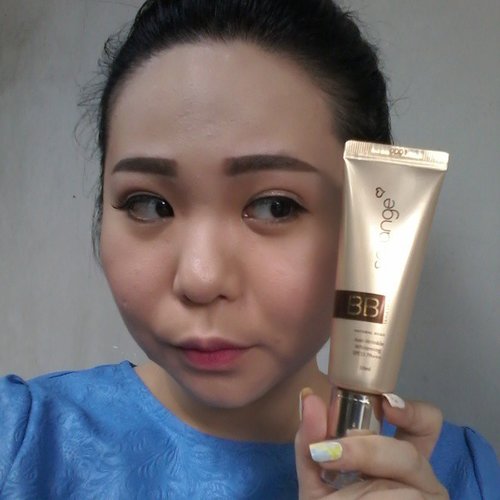 I barely do korean style kinda makeup but why not? I have been loving Sarange Triple Crown BB cream from @sarange_id 
It contains: anti wrinkle, whitening and SPF 30 PA+++ which is perfection for daily activity like today :D

#SarangeBBSelfie #ClozetteID #clozettedaily #makeup #sarange #bbcream #beautyblogger #indonesianbloggers