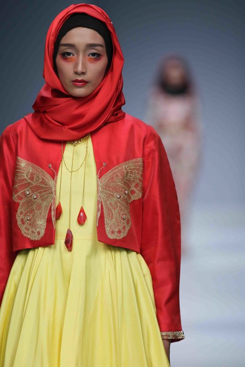 A model showcases design by Jenahara for Japan Foundation Presents Indonesia Fashion Forward show during Jakarta Fashion Week 2015 at Senayan City on November 3, 2014 in Jakarta. (Photo by Irvan Arryawan/Feminagroup)
