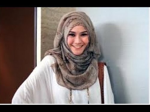 Tutorial Hijab Simple Trendy Segi Empat Ala Zaskia Adya Meca - YouTube #HijabTutorialSegiEmpat #HijabTutorialZaskiaAdyaMecca