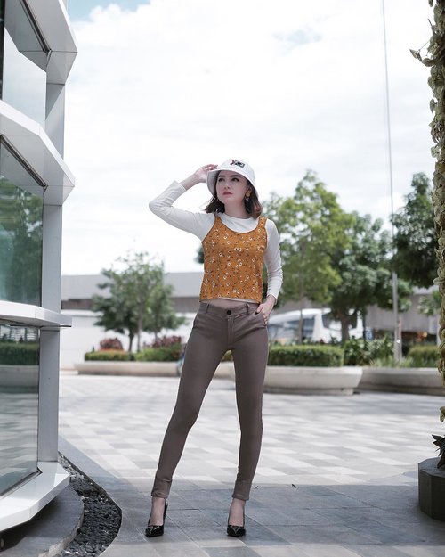 Casual sunday, its more relaxed that way 😆
Wearing pants from @momochi_pgmta2 it has detailed on the bottom 👌🏻
.
.
#ootd #ootdfashion #ootdinspo #ootdideas #ootdindo #ootdindokece #ootdinspiration #ootdindonesia #indobeauty #indofashion #indofashionpedia #indofashionpeople #indofashionblogger #clozetteid #lookbooks #lookbooklookbook #lookbookindonesia